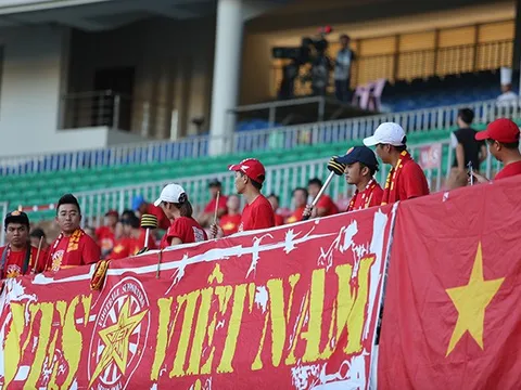 CĐV Việt Nam lặn lội gần 400km ủng hộ thầy trò Hữu Thắng