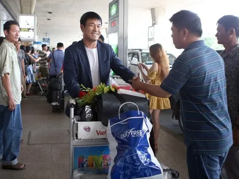 Về nước, tuyển Việt Nam tập nhẹ đợi đá bán kết