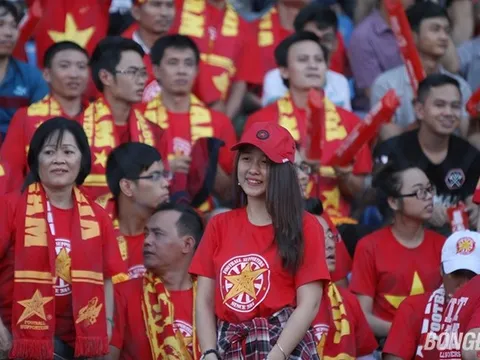 Fan nữ Việt Nam tươi tắn "đốt lửa" khán đài Thuwanna - Myanmar