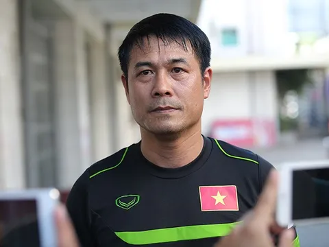 HLV Hữu Thắng chê khách sạn bé, thiếu phòng tập gym