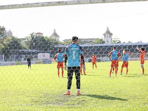 HLV Hữu Thắng bất ngờ cho ĐTVN tập kín