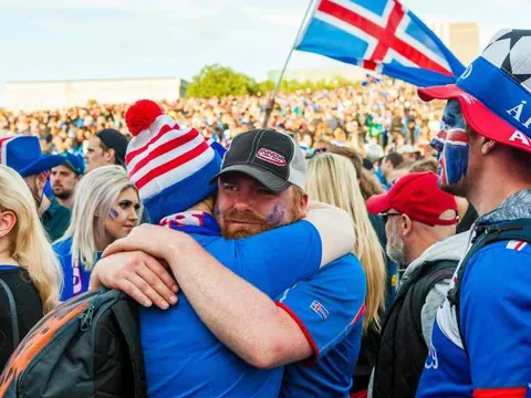 Không thể bỏ qua: 10000 người Iceland cổ vũ kiểu Viking