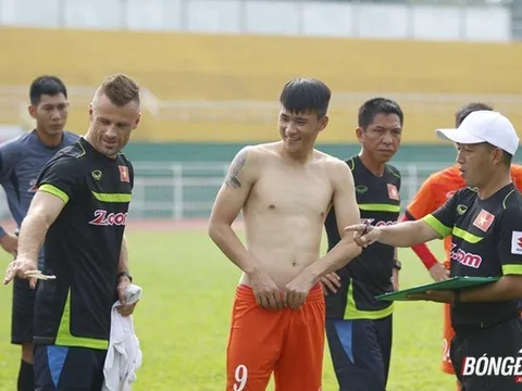 Cười "không nhặt được răng" với màn khoe cơ bụng 6 múi của ĐT Việt Nam