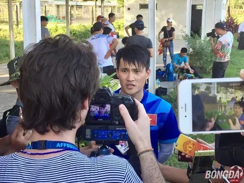 Được phóng viên Tạp chí FourFourTwo phỏng vấn, Công Vinh chém tiếng Anh như gió