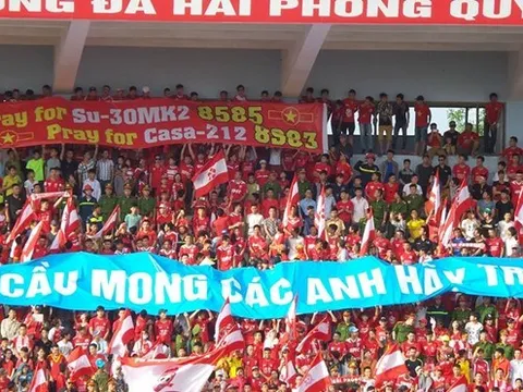 CĐV V-League treo băng-rôn tưởng nhớ phi công hy sinh