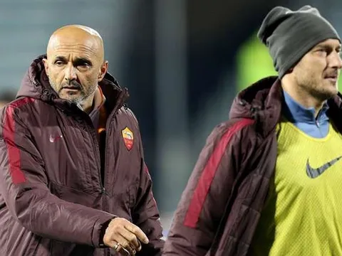 Vợ Totti chỉ trích HLV trưởng Roma là "tiểu nhân"