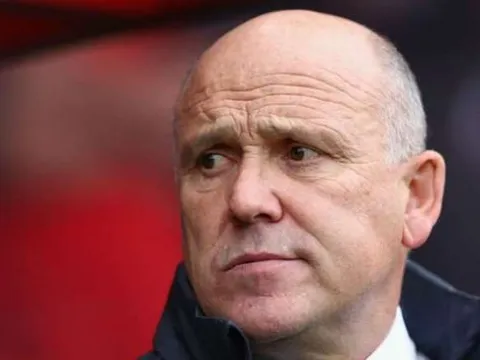 Vừa được tưởng thưởng, Mike Phelan đã nhận trận thua muối mặt
