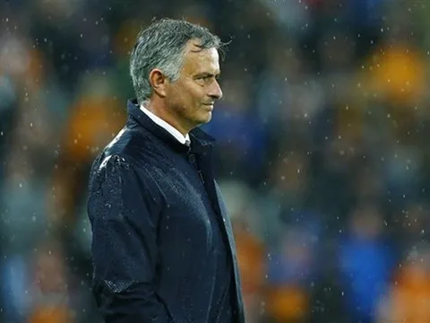 Derby Manchester: Jose Mourinho lại kêu ca