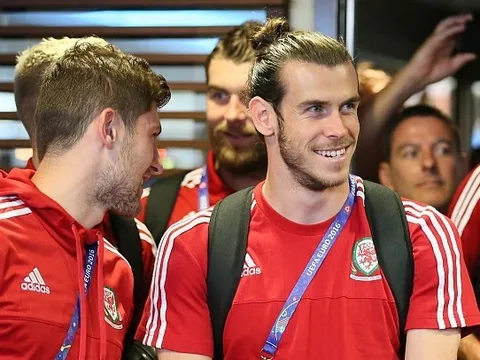 Gareth Bale và đồng đội rạng rỡ ngày về nước