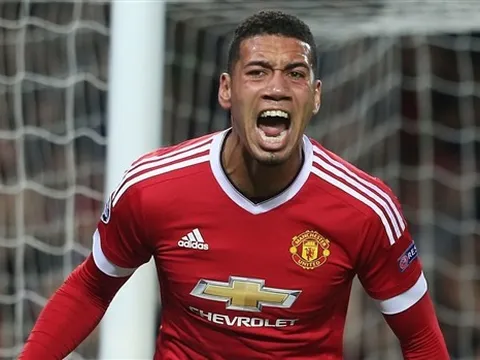 Sốc: Chris Smalling suýt bị bỏ lại Hà Lan vì không... tiểu được