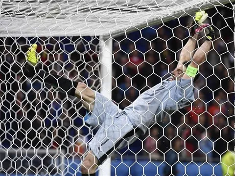 Biểu diễn bất thành, Buffon ngã chổng vó trong khung gỗ