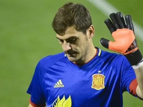 Iker Casillas: Sao anh cứ để mọi người phải quay lưng?