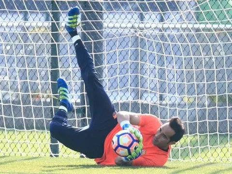 Claudio Bravo có thể sẽ không dự trận derby thành Manchester