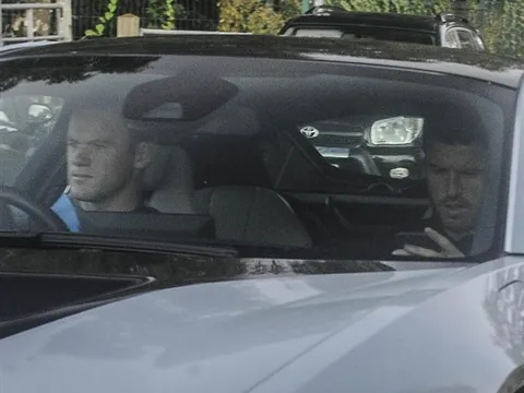 'Cứu tinh' Carrick được Rooney hộ tống đến sân tập