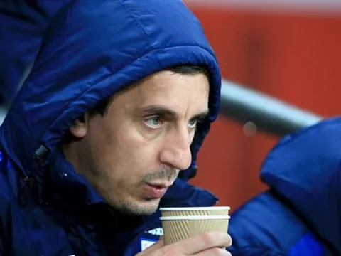 Cầm quân thất bại, Gary Neville trở lại cầm mic