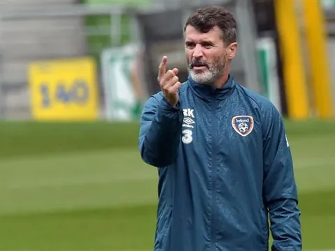 Huyền thoại Man Utd làm 'xấu mặt' đồng nghiệp trên sân tập
