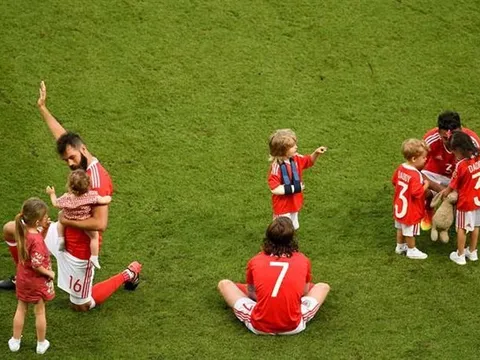 UEFA cảnh báo sao Xứ Wales về việc bế con vào sân
