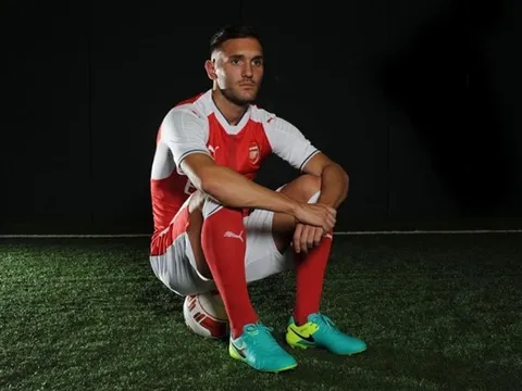 Góc Arsenal: Perez chỉ là canh bạc tuyệt vọng của Giáo sư?