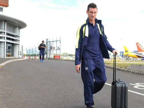 Chùm ảnh: Koscielny vẫn 'đẹp trai' khi lên đường sang Paris cùng Arsenal