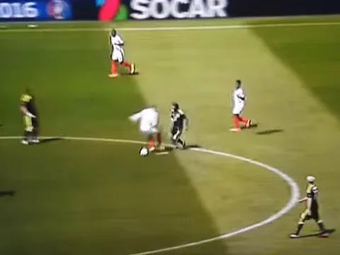 Wayne Rooney bị Joe Allen xỏ háng