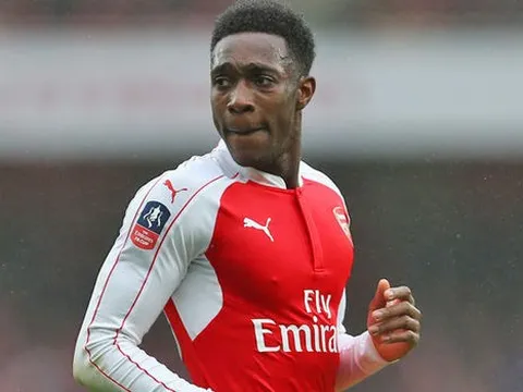 Welbeck chọc ghẹo Wilshere khi Arsenal ghi bàn