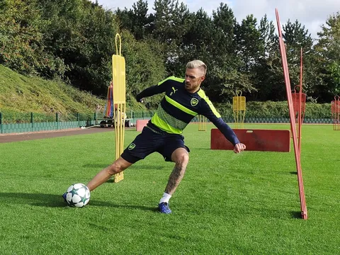 Wenger sẽ mạo hiểm với Champions League?