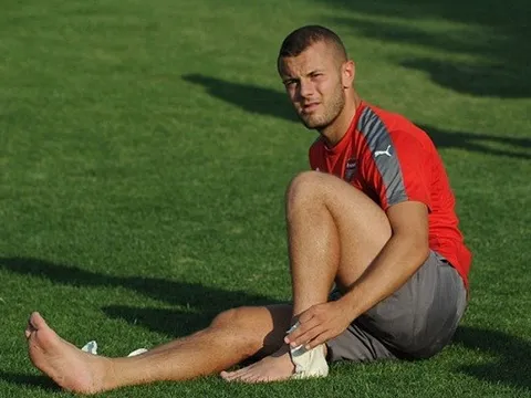 Wilshere lại dính chấn thương, Wenger ngao ngán
