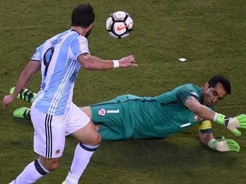 Higuain lại 'chân gỗ', Messi chỉ còn biết ôm hận