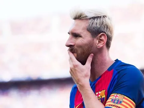 Ở 1 thế giới khác, Ronaldo vẫn hạ bệ Messi