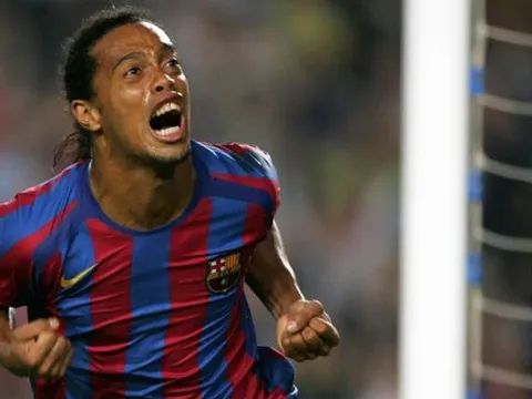 Nóng: Ronaldinho bất ngờ trở lại Barcelona