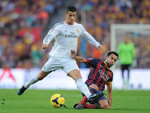 Xavi sốc trước thông tin Ronaldo trốn thuế