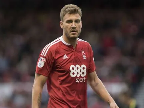Xé lưới Arsenal, "Lord" Bendtner có ăn mừng?