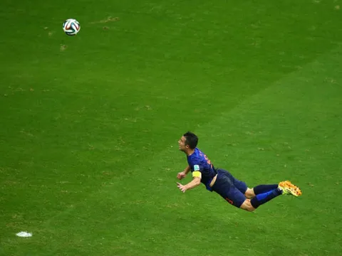 Xem lại pha bay lượn đánh đầu kinh điển của Van Persie vào lưới Tây Ban Nha