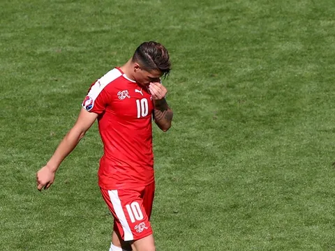 Xhaka sút hỏng phạt đền, cổ động viên thi nhau mỉa mai Arsenal