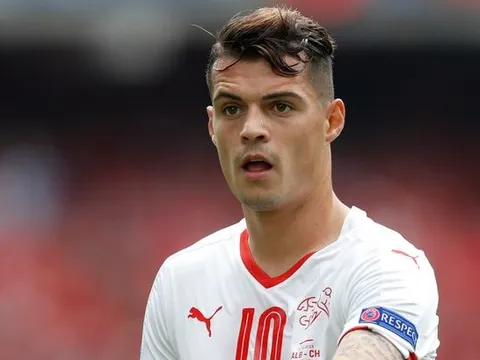 Xhaka bình thường như… Charlie Adam