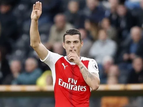 Vì sao Xhaka ra dấu ‘im miệng đi’?