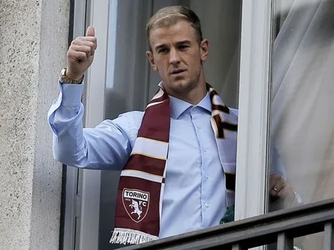 XONG! Joe Hart xuất hiện rạng rỡ bên áo đấu Torino