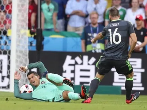 Cay cú thất bại, sao Xứ Wales chê bai Ronaldo