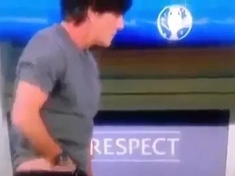 HLV Joachim Low lên tiếng về hành vi "bẩn bựa"