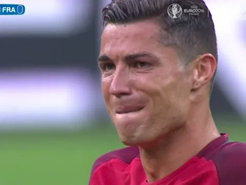 Rời sân trên cáng, C. Ronaldo khóc hết nước mắt