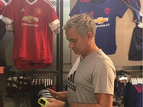 Cuối tuần, Mourinho đi mua sắm ở Old Trafford