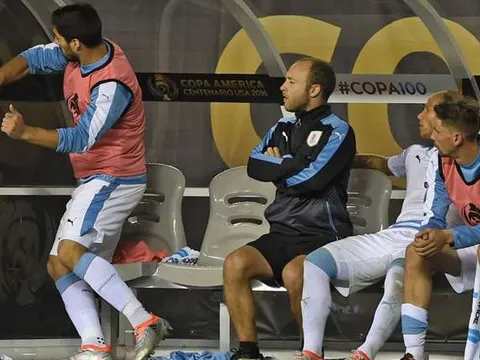 Lý do Suarez nổi khùng, đấm đá cabin túi bụi