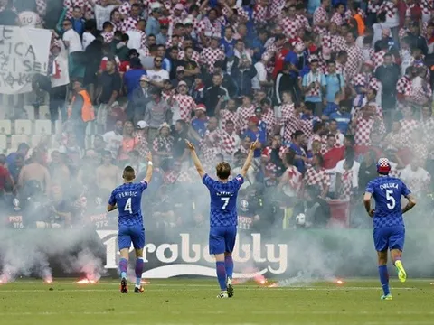 Trận Croatia - CH Séc phải tạm dừng vì pháo sáng và bạo lực