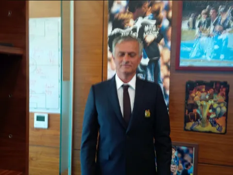 CỰC NÓNG: Mourinho để lộ đội hình M.U, có tên Pogba