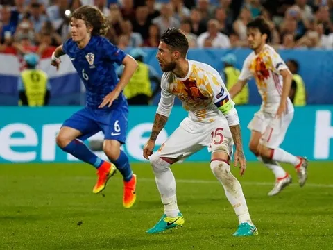 Ramos sút hỏng, Tây Ban Nha phải được đá lại 11m