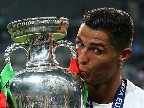 Với Ronaldo, Chúa đã ưu ái hơn Messi