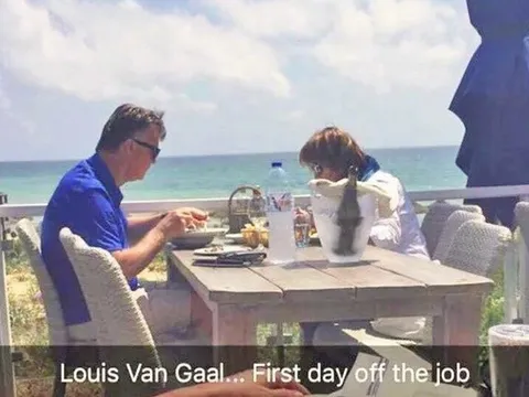 Rời M.U, Van Gaal làm gì đầu tiên?