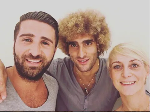 Fellaini nhuộm vàng mái tóc xù gây sốt