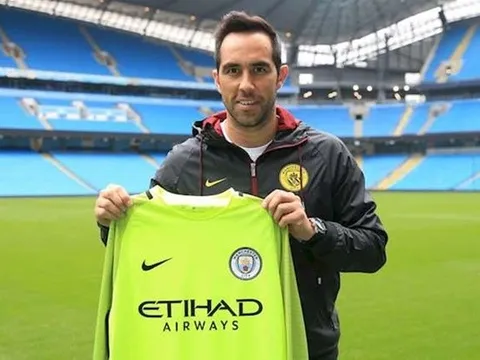 Lý do Barcelona bán 'bom tấn' Bravo cho Man City?