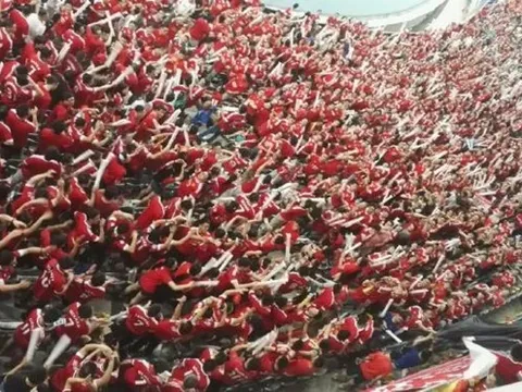 Fan MU Trung Quốc nhuộm đỏ khán đài ở trận gặp Dortmund